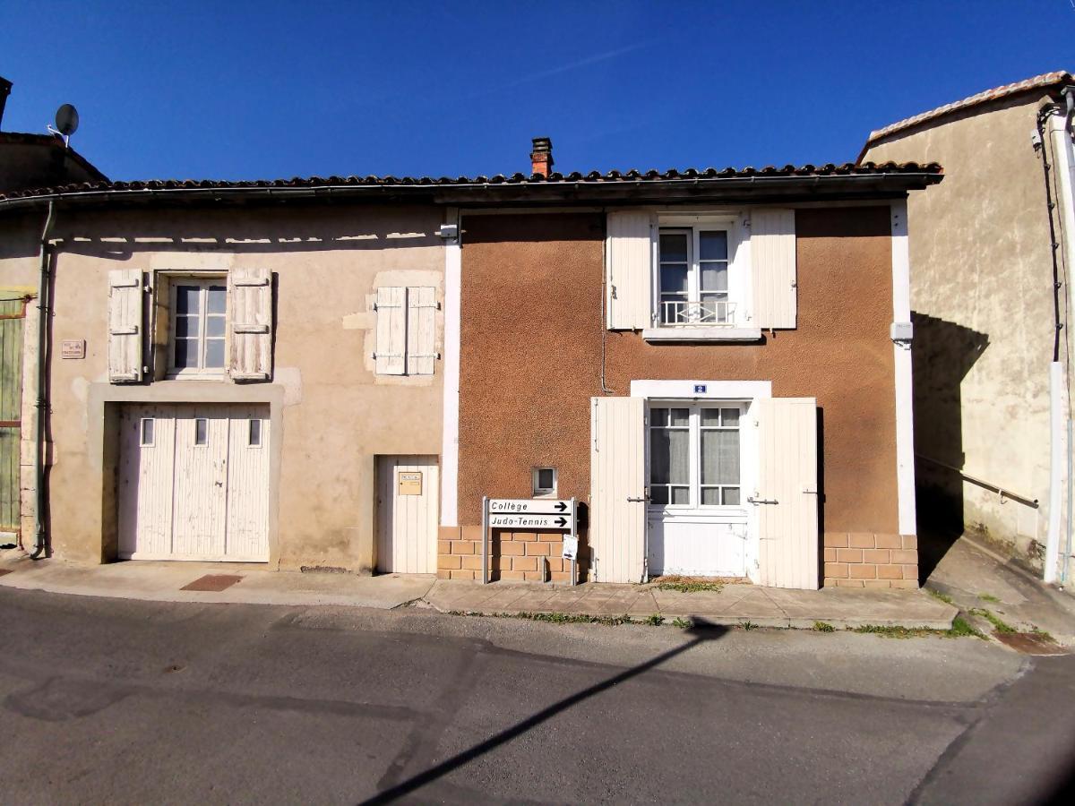 La Maison De Thomas Saint-Amant-de-Boixe Exterior photo