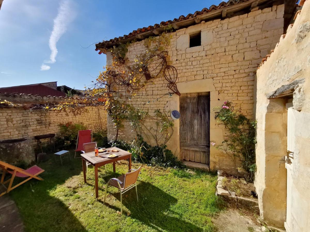 La Maison De Thomas Saint-Amant-de-Boixe Exterior photo
