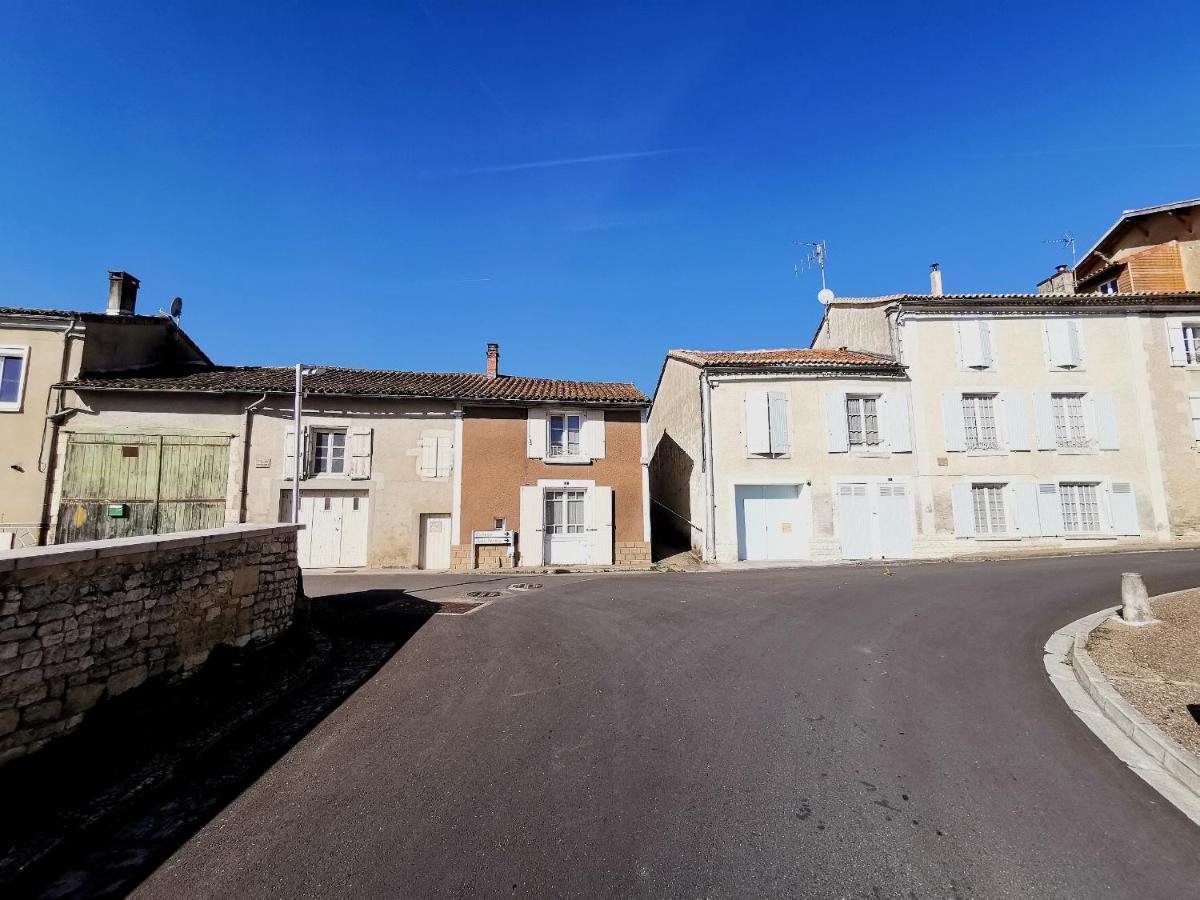La Maison De Thomas Saint-Amant-de-Boixe Exterior photo