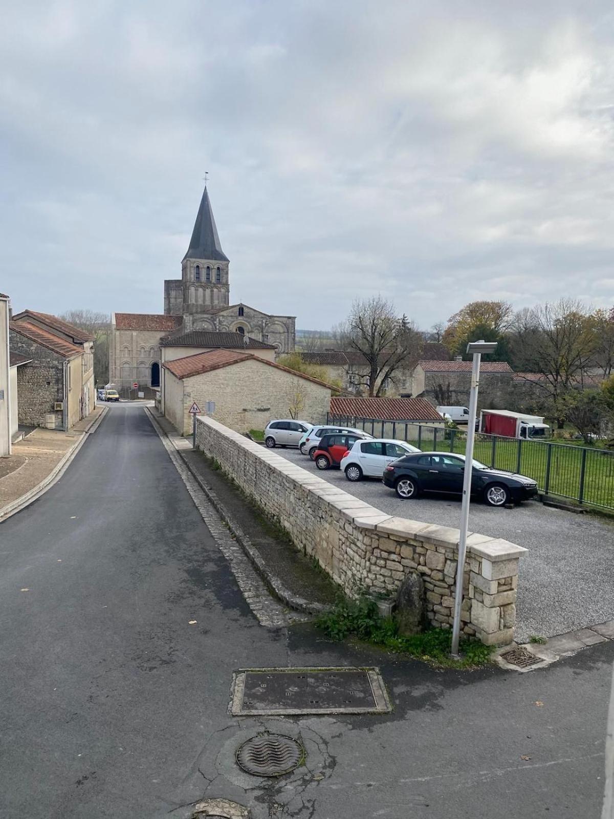 La Maison De Thomas Saint-Amant-de-Boixe Exterior photo